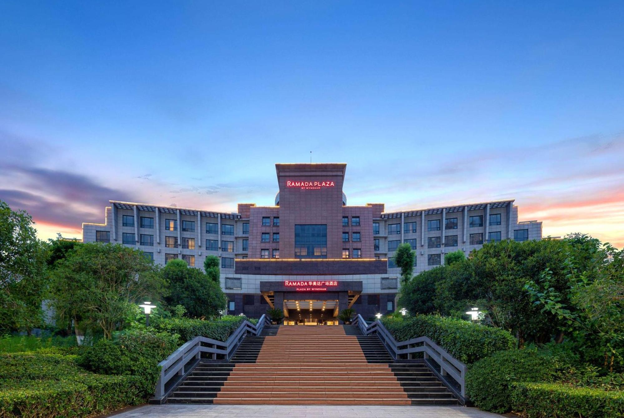 Hotel Ramada Plaza By Wyndham Chongqing West Exterior foto